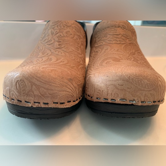 Bjork shoes | Swedish comfort | brown tooled floral clog mu|e | Size 9 Eur 39-40 - Picture 3 of 16